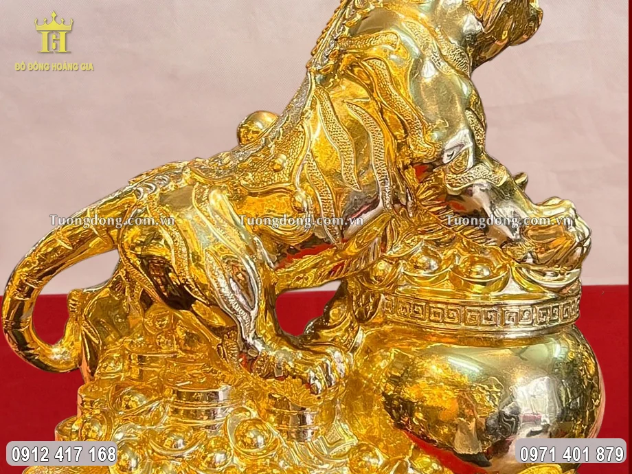 Toàn bộ bề mặt được mạ vàng 24K sang trọng